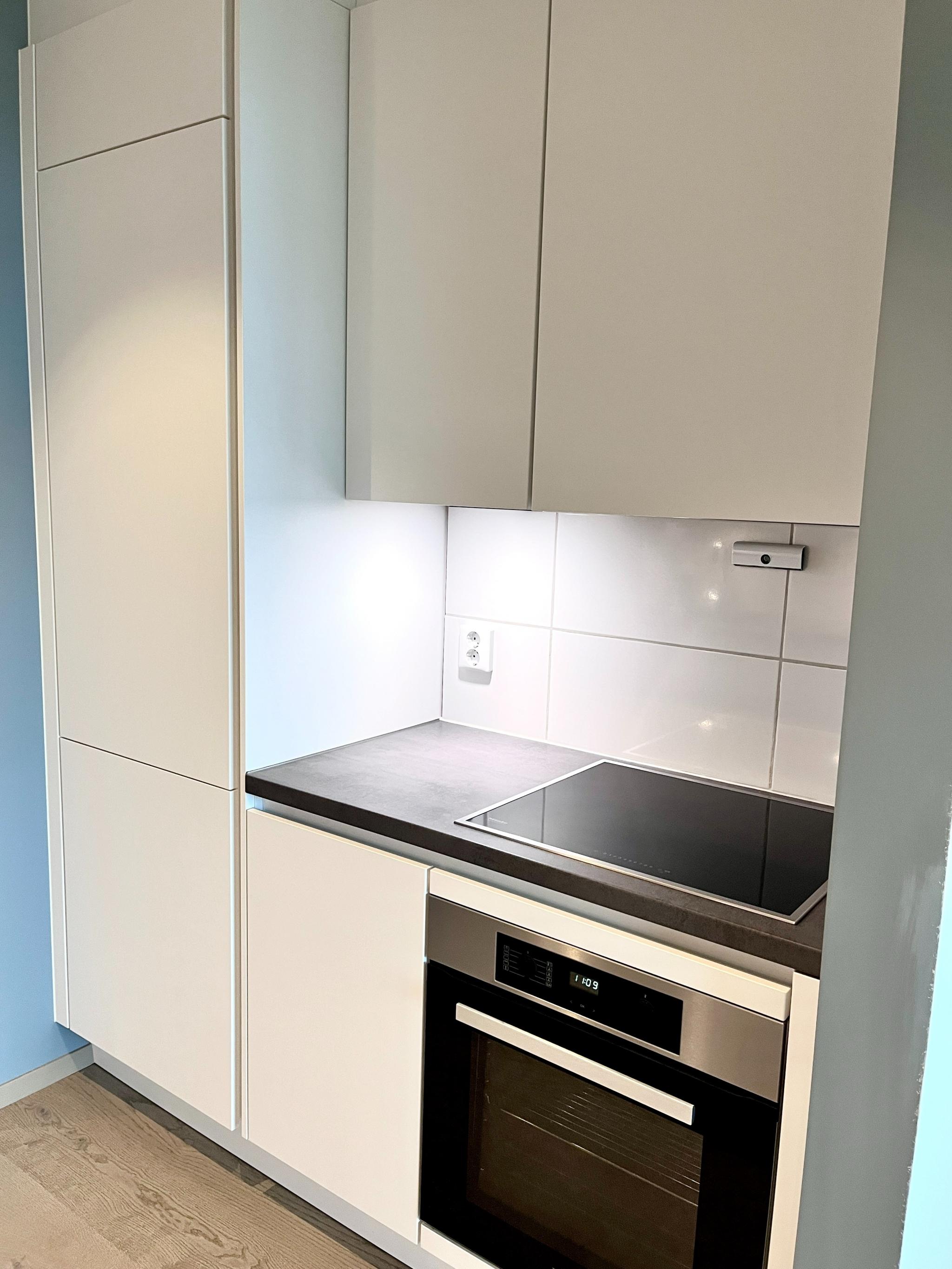 Funksjonelt kjøkken med kombi kjøl/frys, induksjonstopp og stekeovn